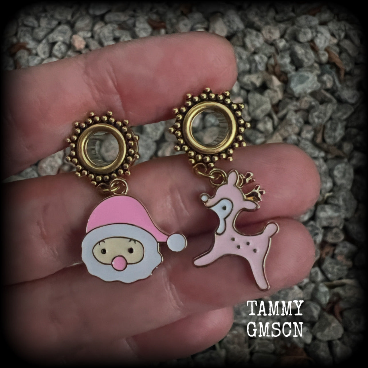These festive tunnel earrings feature gorgeous pink and white enamel Santa Claus and reindeer charms, are nice and lightweight at only 5 grams each and measure approx 4cms from tip to tip.  This pair has been made on 0 gauge (8mm) gauge ornate surgical steel screw fit tunnels-for stretched lobes.