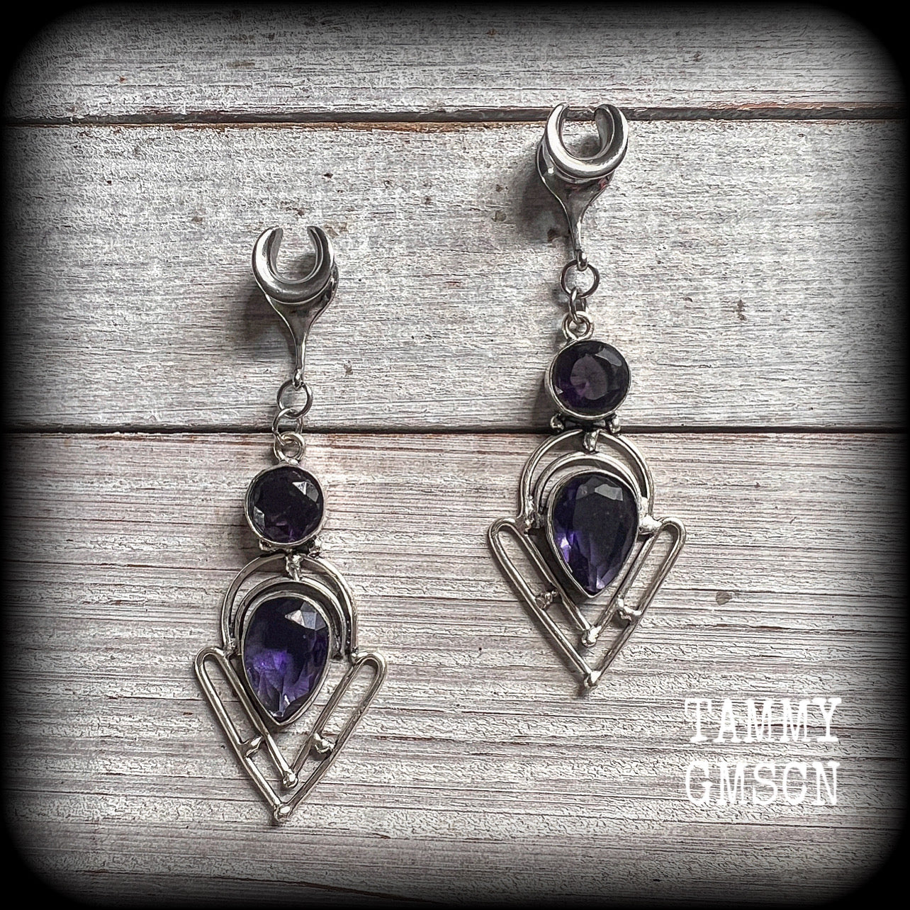 These gorgeous gauged earrings feature beautiful purple facet amethyst gemstones in an antique silver art deco style setting, measuring just over 7cms from tip to tip, and weighing approx 6 grams each, not too heavy...