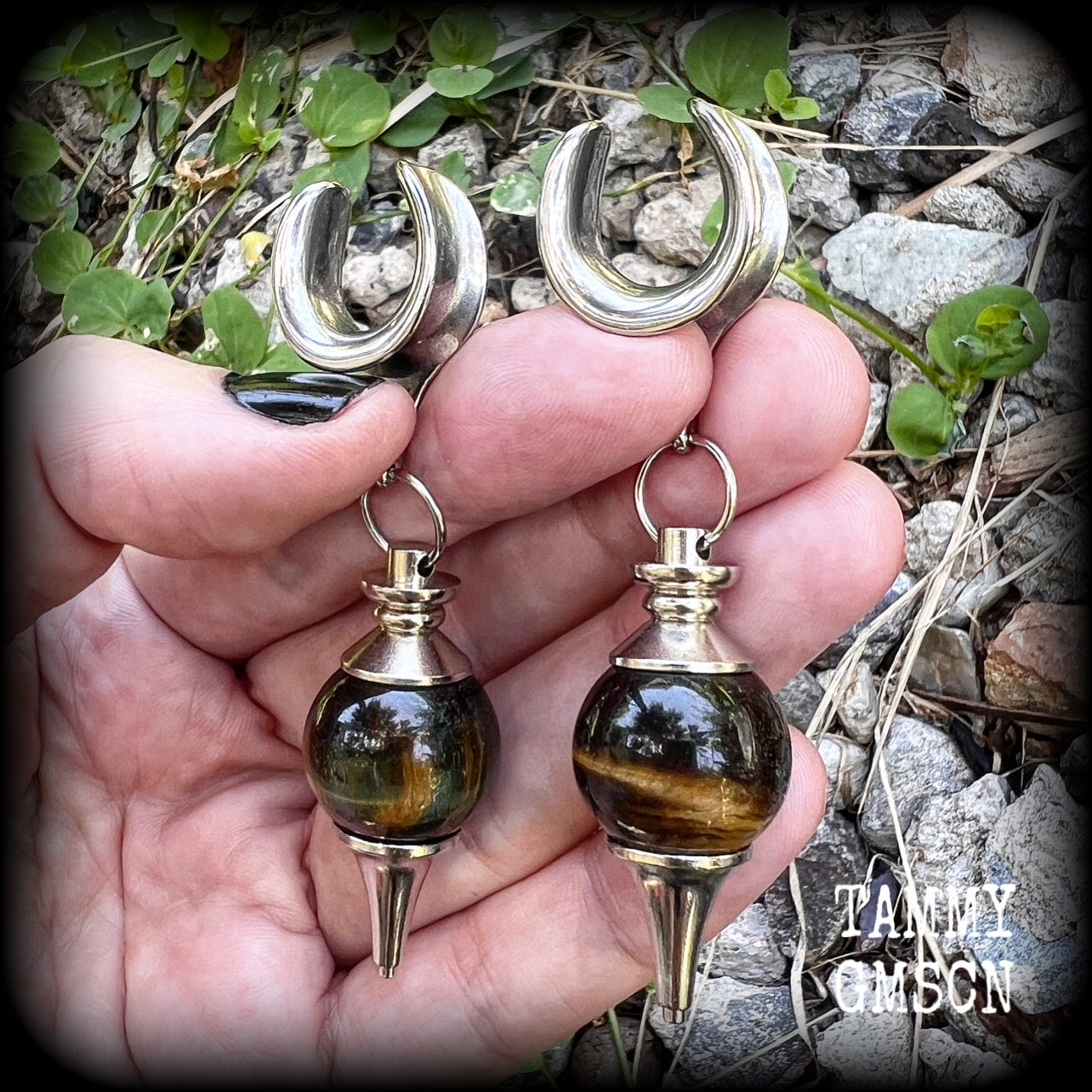 These beautiful tigers eye pendulum ear hangers measure just under 8cms from tip to tip, and weigh approx 19 grams each.
This pair has been made on 5/8" gauge (16mm) surgical steel cradle hooks, suitable for stretched lobes.