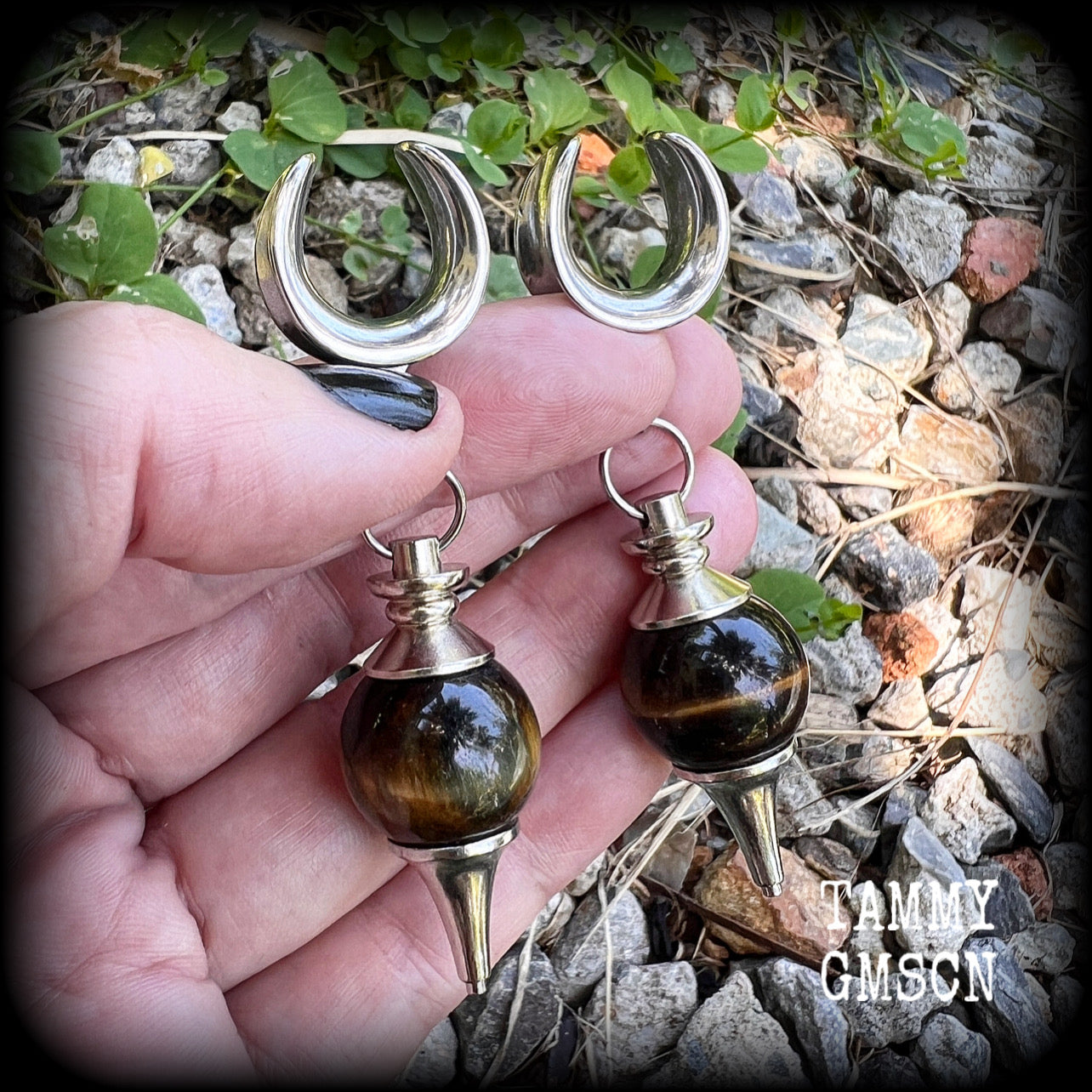 These beautiful tigers eye pendulum ear hangers measure just under 8cms from tip to tip, and weigh approx 19 grams each.
This pair has been made on 5/8" gauge (16mm) surgical steel cradle hooks, suitable for stretched lobes.