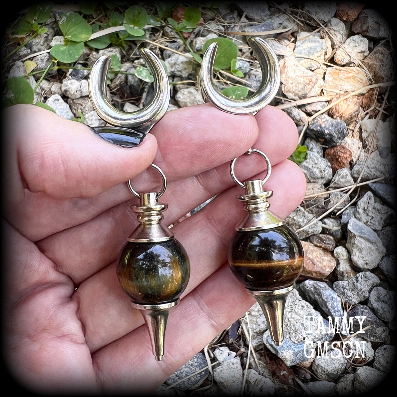 These beautiful tigers eye pendulum ear hangers measure just under 8cms from tip to tip, and weigh approx 19 grams each.
This pair has been made on 5/8" gauge (16mm) surgical steel cradle hooks, suitable for stretched lobes.