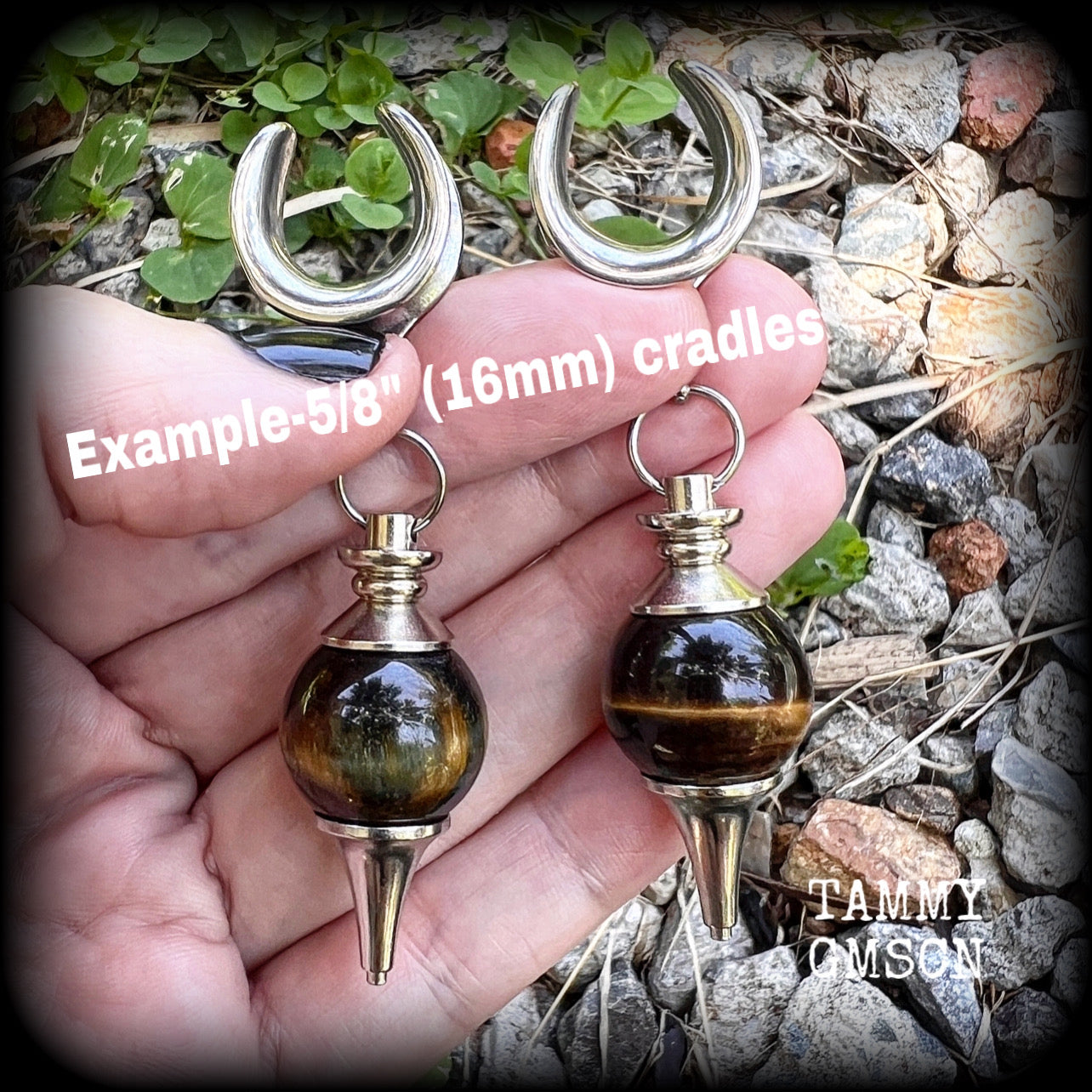 These beautiful tigers eye pendulum ear hangers measure just under 8cms from tip to tip, and weigh approx 19 grams each.
This pair has been made on 5/8" gauge (16mm) surgical steel cradle hooks, suitable for stretched lobes.