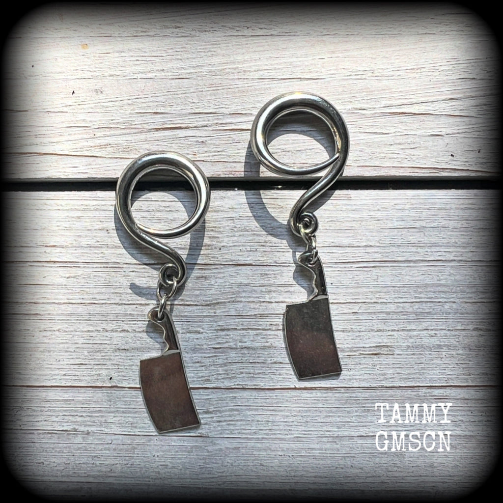 Featuring a pair of awesome antique silver meat cleavers, these earrings are super lightweight, weighing in at only 5 grams a piece, and are nice and dangly at just on 5.5cms.

🩸 Do you want a bit of b l o o d on your meat cleavers? Please just let us know!

This pair has been made on 6 gauge (4mm) surgical steel full curl hooks, to be worn in stretched lobes.