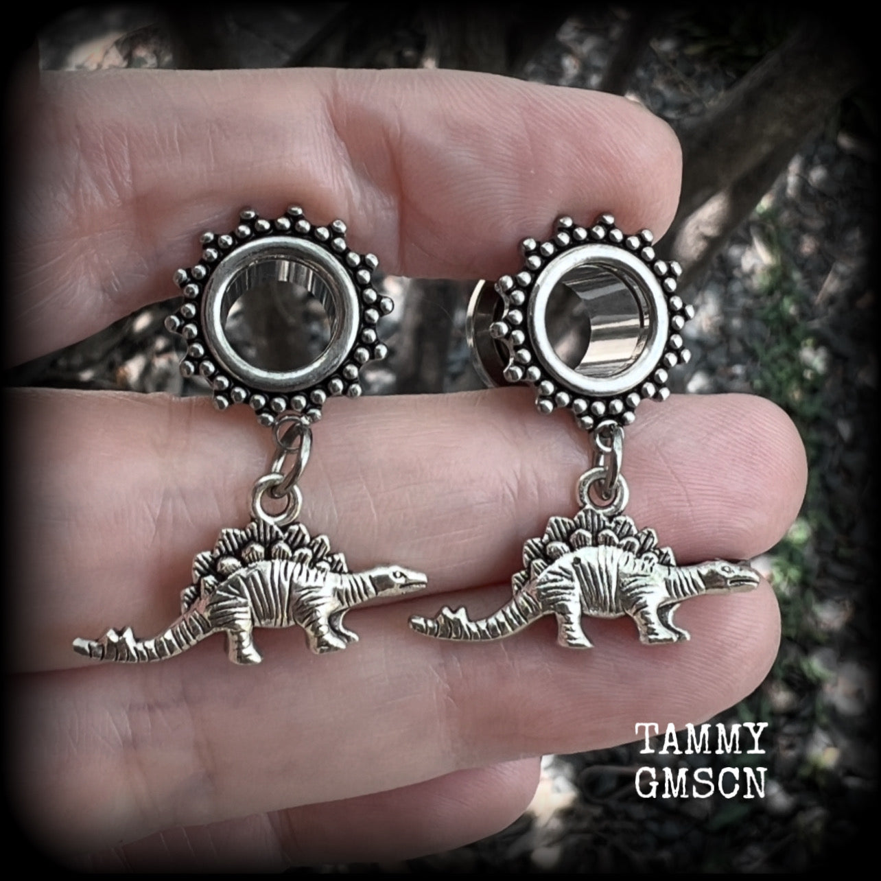 These quirky tunnel earrings feature adorable antique silver stegosaurus charms, measuring just under 4cms from tip to tip, and weighing approx 6 grams each.  This pair has been made on 00 gauge (10mm) surgical steel ornate screw fit tunnels.