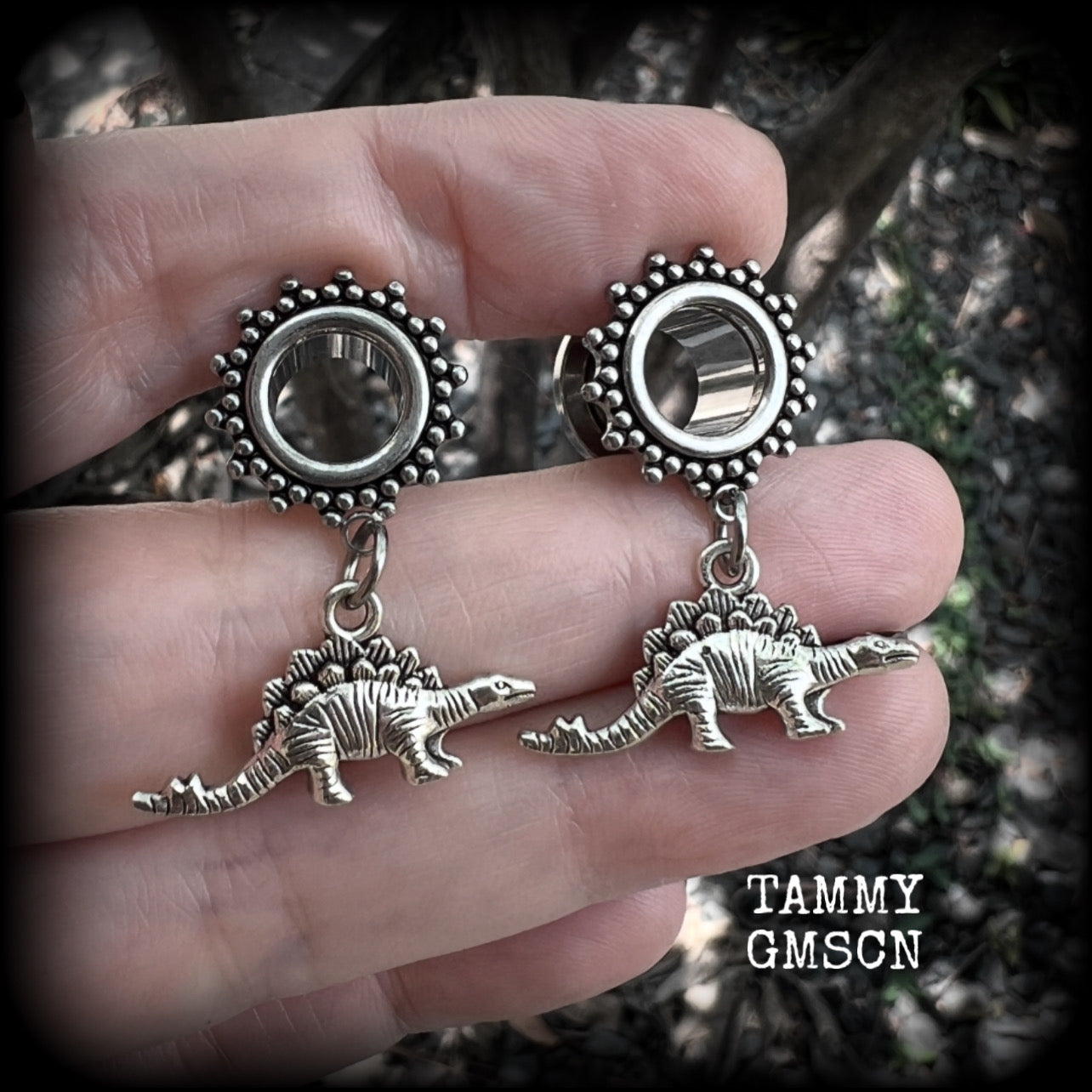 These quirky tunnel earrings feature adorable antique silver stegosaurus charms, measuring just under 4cms from tip to tip, and weighing approx 6 grams each.  This pair has been made on 00 gauge (10mm) surgical steel ornate screw fit tunnels.