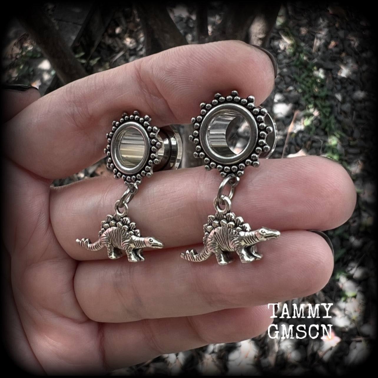 These quirky tunnel earrings feature adorable antique silver stegosaurus charms, measuring just under 4cms from tip to tip, and weighing approx 6 grams each.  This pair has been made on 00 gauge (10mm) surgical steel ornate screw fit tunnels.
