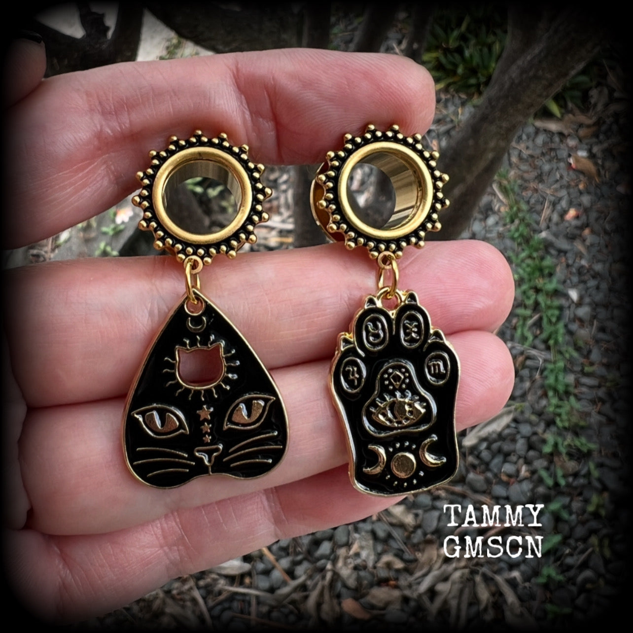 These unique tunnel earrings feature super witchy black and gold enamel cat planchette charms, and are nice and lightweight, weighing only 7 grams each, measuring just under 5cms from tip to tip.  This pair has been made on 1/2" (12mm) gauge ornate surgical steel screw fit tunnels.