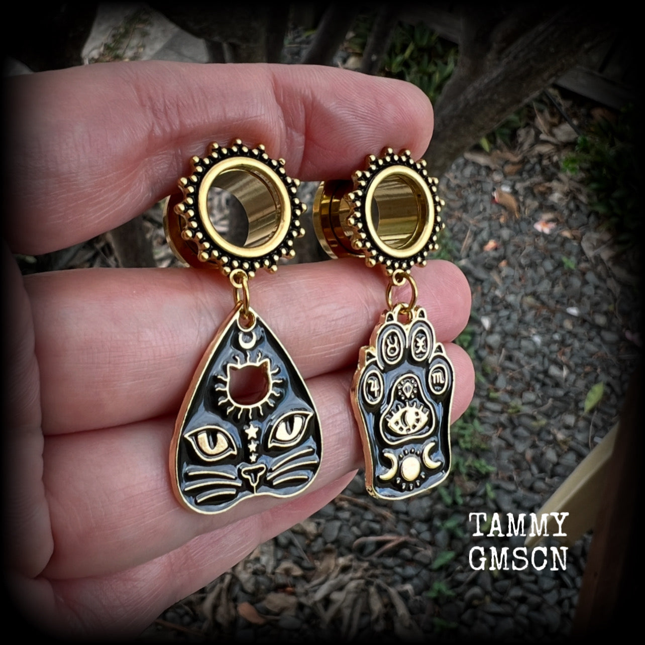 These unique tunnel earrings feature super witchy black and gold enamel cat planchette charms, and are nice and lightweight, weighing only 7 grams each, measuring just under 5cms from tip to tip.  This pair has been made on 1/2" (12mm) gauge ornate surgical steel screw fit tunnels.