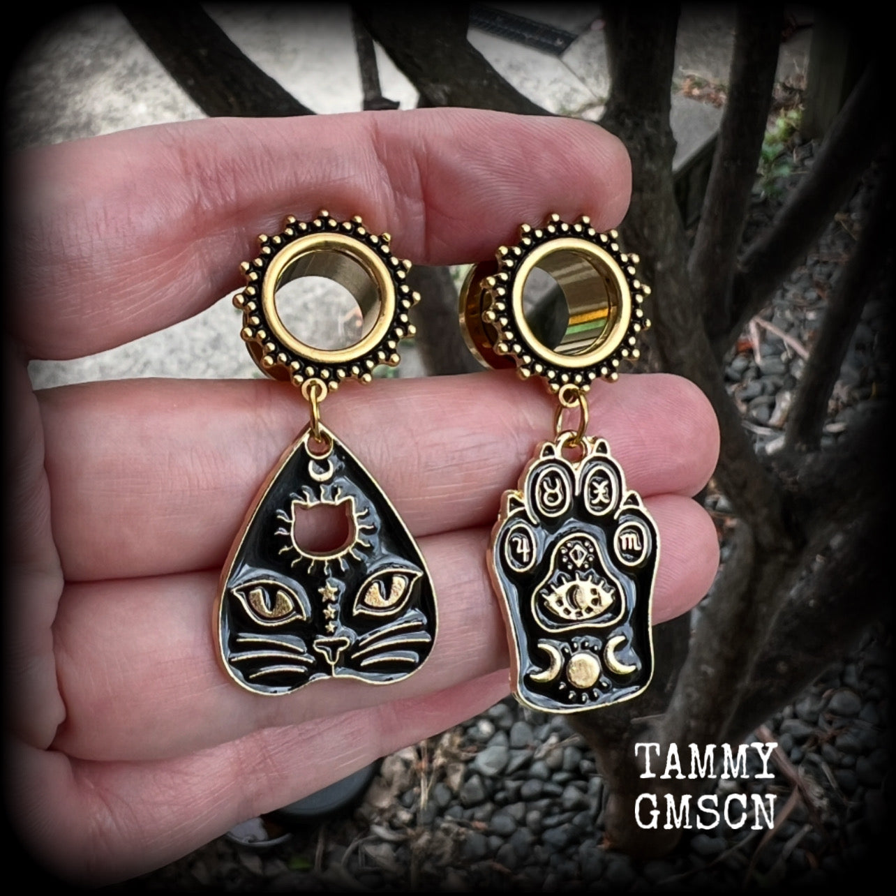 These unique tunnel earrings feature super witchy black and gold enamel cat planchette charms, and are nice and lightweight, weighing only 7 grams each, measuring just under 5cms from tip to tip.  This pair has been made on 1/2" (12mm) gauge ornate surgical steel screw fit tunnels.