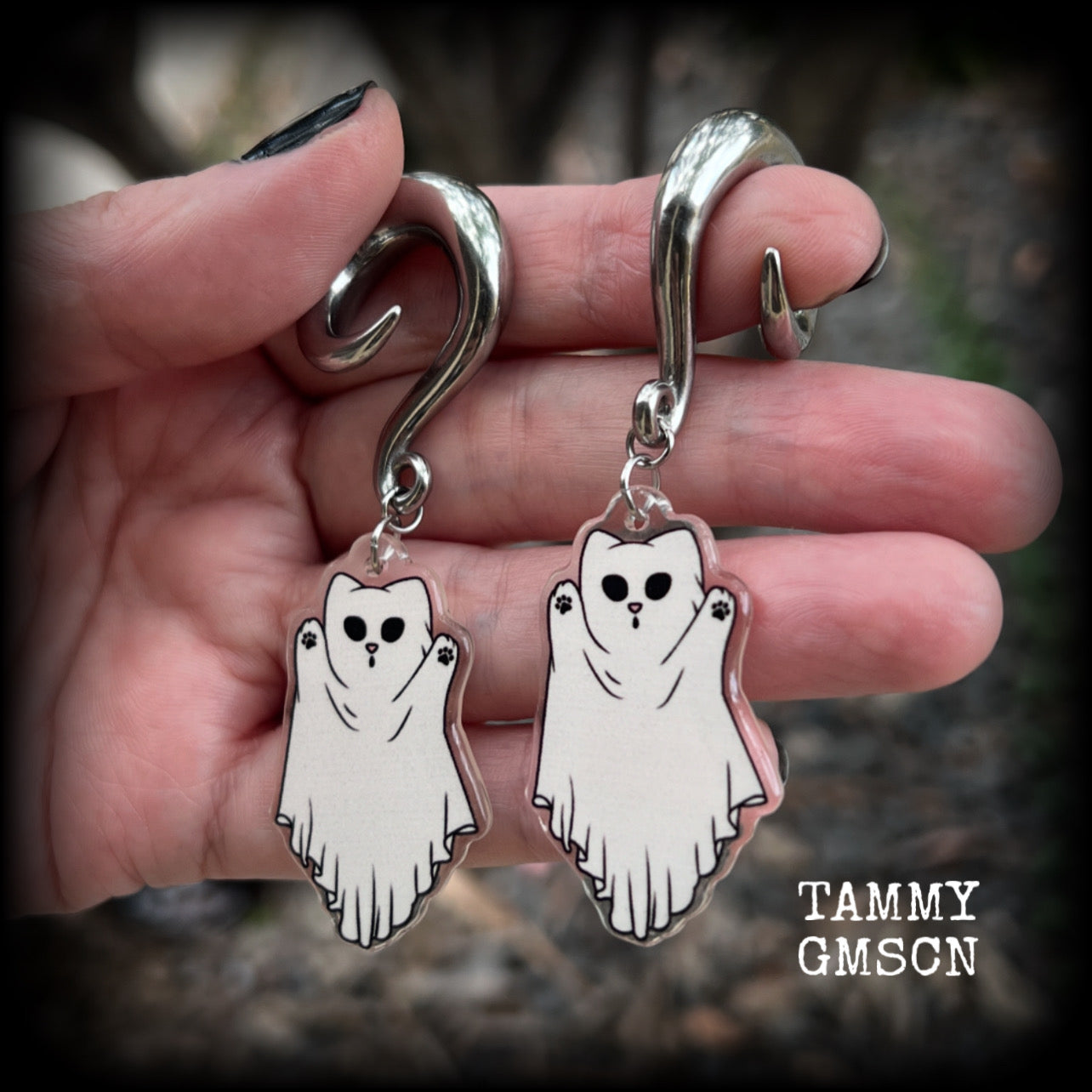 These awesome acrylic ghost cat earrings are too cute!! Nice and dangly, these earrings measure just on 8cms from tip to tip and weigh approx 15 grams each, nice and lightweight.  This pair has been made on 0 gauge (8mm) surgical steel full curl hooks, suitable for stretched lobes.
