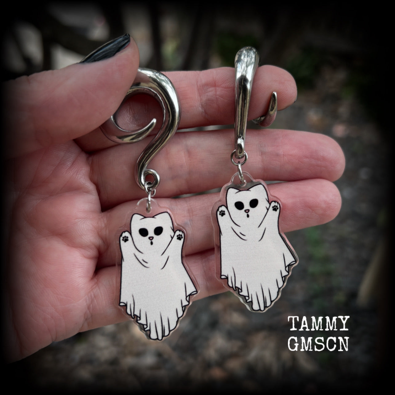 These awesome acrylic ghost cat earrings are too cute!! Nice and dangly, these earrings measure just on 8cms from tip to tip and weigh approx 15 grams each, nice and lightweight.  This pair has been made on 0 gauge (8mm) surgical steel full curl hooks, suitable for stretched lobes.