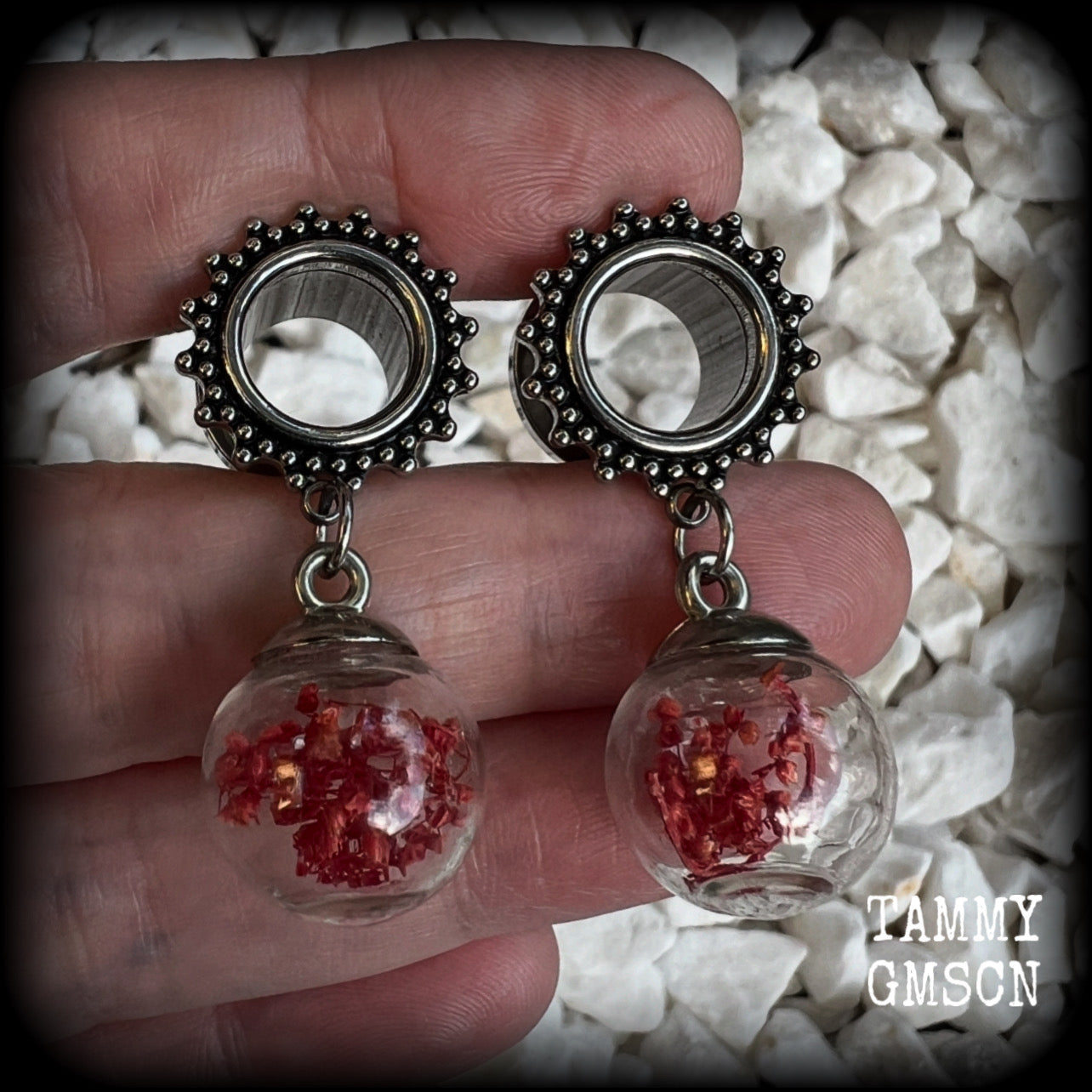 Featuring gorgeous dark pink dried flowers enclosed in clear acrylic domes, these beautiful tunnel earrings measure just on 6.5 cms from tip to tip, weighing approx 6 grams each.

This pair has been made with gorgeous boho 1/2” gauge (12mm) ornate surgical steel tunnels, suitable for stretched lobes.