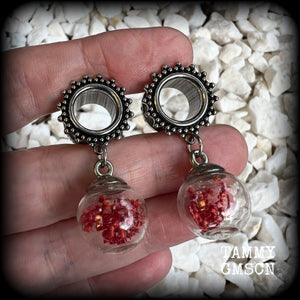 Featuring gorgeous dark pink dried flowers enclosed in clear acrylic domes, these beautiful tunnel earrings measure just on 6.5 cms from tip to tip, weighing approx 6 grams each.

This pair has been made with gorgeous boho 1/2” gauge (12mm) ornate surgical steel tunnels, suitable for stretched lobes.