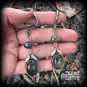 These gauged earrings feature labradorite gemstones, measuring just on 7cms from tip to tip, and weighing approx 9 grams each, not too heavy...
This pair have been made on 6 gauge (4mm) surgical steel full curl hooks, to be worn in stretched lobes.