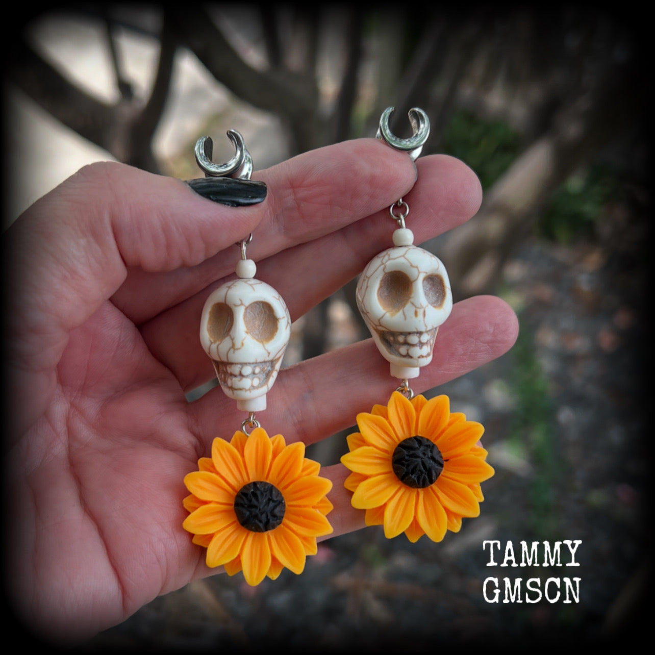 Featuring gorgeous orange sunflowers hanging beneath large bone white stone skulls, these earrings are big and beautiful !! 

These earrings weigh in at around 16 grams a piece, and nice and dangly at just under 8.5cms from tip to tip.

This pair have been made with 0 gauge (8mm) surgical steel cradles, suitable for stretched lobes.