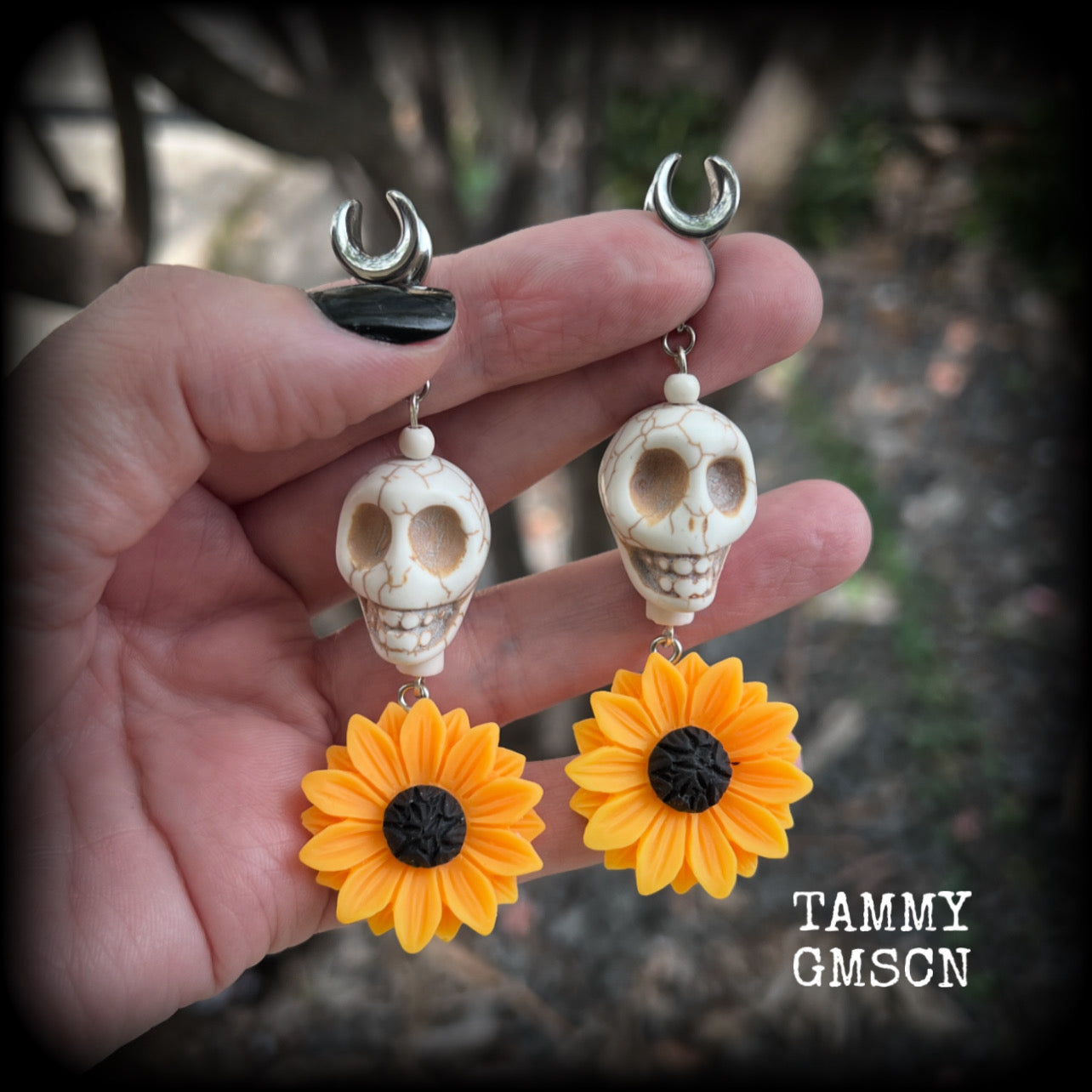 Featuring gorgeous orange sunflowers hanging beneath large bone white stone skulls, these earrings are big and beautiful !! 

These earrings weigh in at around 16 grams a piece, and nice and dangly at just under 8.5cms from tip to tip.

This pair have been made with 0 gauge (8mm) surgical steel cradles, suitable for stretched lobes.