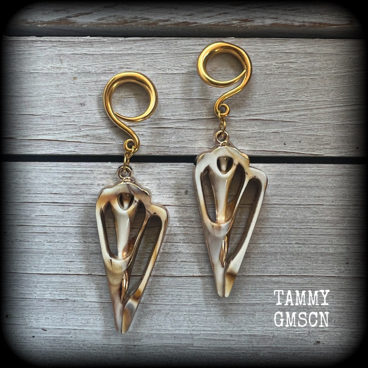 These gauged earrings feature gorgeous acrylic conch sea shell slices , super lightweight- weighing 7 grams each, and nice and dangly, measuring just over 8cm from tip to tip. 

These beautiful earrings have been made on 6 gauge (4mm) surgical steel full curl hooks, to be worn in stretched lobes.