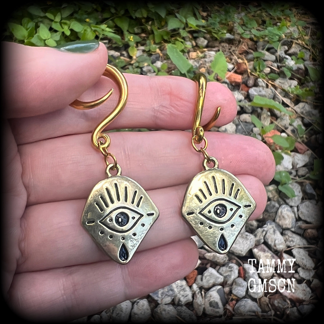 These awesome antique gold all seeing eye gauged earrings weigh approx 7 grams each, and are nice and dangly,hanging just over 6cms from tip to tip.
This pair have been made on 6 gauge (4mm) surgical steel full curl hooks,for stretched lobes.