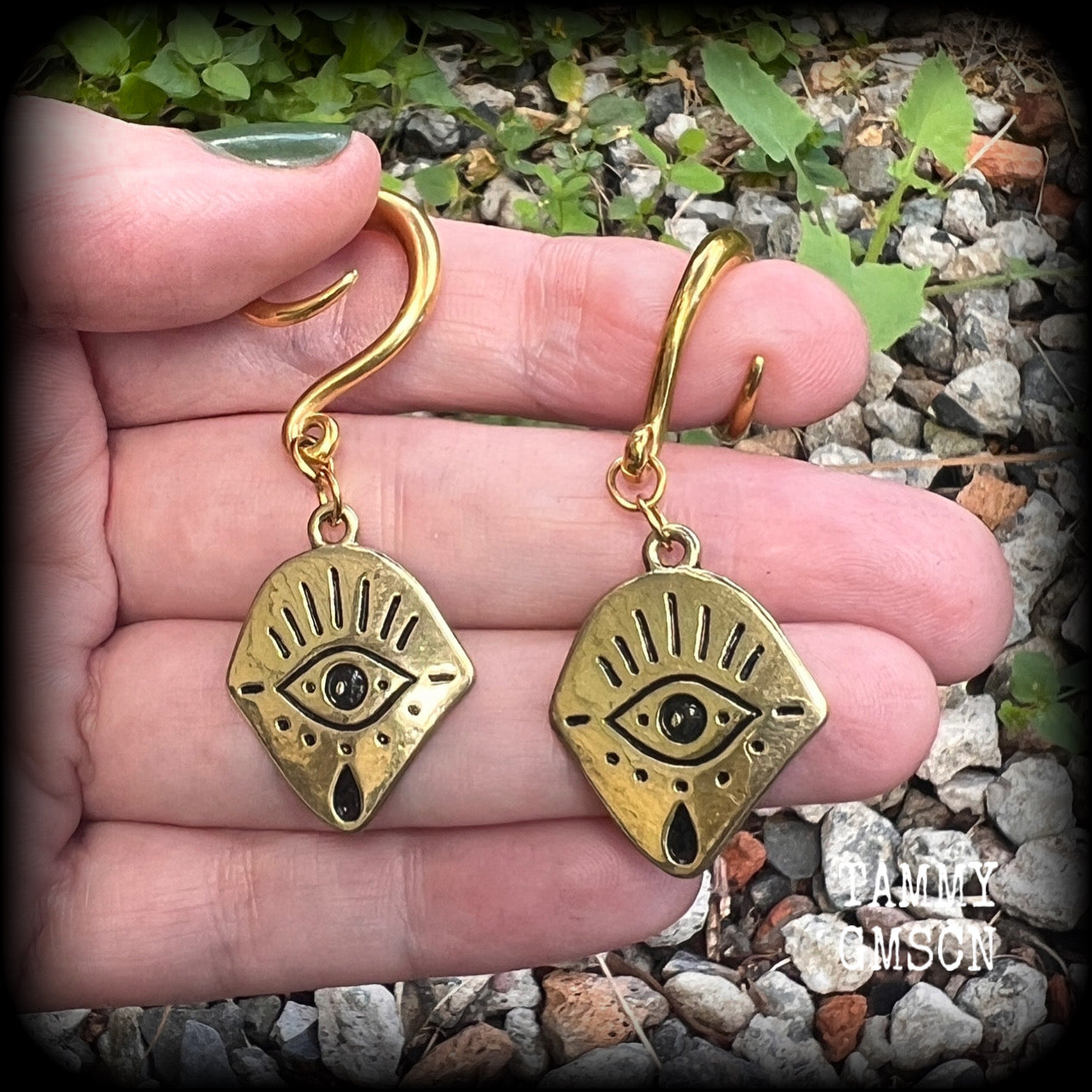 These awesome antique gold all seeing eye gauged earrings weigh approx 7 grams each, and are nice and dangly,hanging just over 6cms from tip to tip.
This pair have been made on 6 gauge (4mm) surgical steel full curl hooks,for stretched lobes.