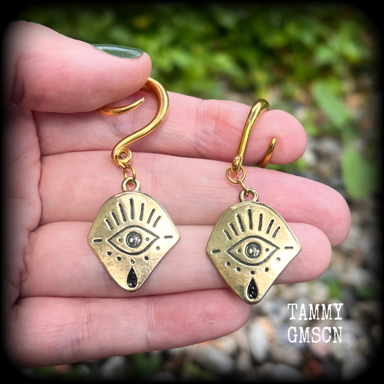 These awesome antique gold all seeing eye gauged earrings weigh approx 7 grams each, and are nice and dangly,hanging just over 6cms from tip to tip.
This pair have been made on 6 gauge (4mm) surgical steel full curl hooks,for stretched lobes.