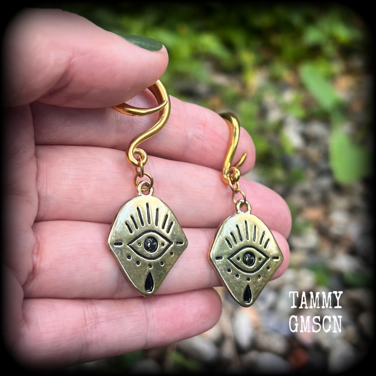 These awesome antique gold all seeing eye gauged earrings weigh approx 7 grams each, and are nice and dangly,hanging just over 6cms from tip to tip.
This pair have been made on 6 gauge (4mm) surgical steel full curl hooks,for stretched lobes.