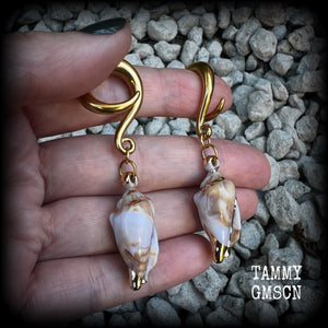 These gauged earrings feature gorgeous acrylic conch sea shells, super lightweight- weighing 10 grams each, and nice and dangly, measuring just on 7cms from tip to tip. 

These beautiful earrings have been made on 2 gauge (6mm) surgical steel full curl hooks, to be worn in stretched lobes.