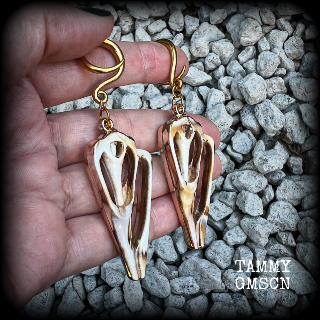 These gauged earrings feature gorgeous acrylic conch sea shell slices , super lightweight- weighing 7 grams each, and nice and dangly, measuring just over 8cm from tip to tip. 

These beautiful earrings have been made on 6 gauge (4mm) surgical steel full curl hooks, to be worn in stretched lobes.