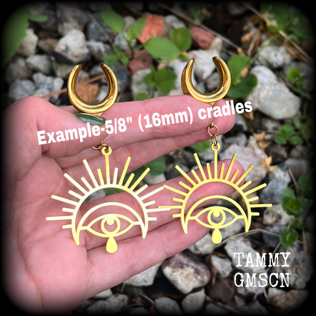 These tunnel earrings feature antique gold turkish eye charms, and are nice and lightweight, weighing only 10 grams each, measuring approx 7cms from tip to tip.
This pair has been made on 5/8" (16mm) gauge surgical steel cradles.