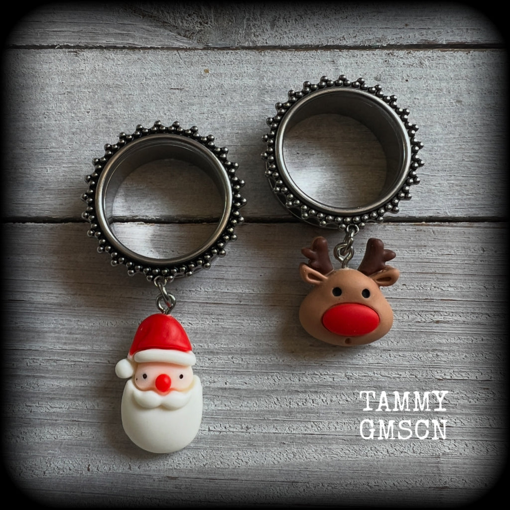 Featuring adorable lightweight fimo clay Santa Claus and reindeer charms, these earrings weigh approx 12 grams each, and measure in at just under 7cms from tip to tip.

This pair of earrings has been made on 1" gauge (25mm) surgical ornate steel screw fit tunnels, suitable for stretched lobes. 