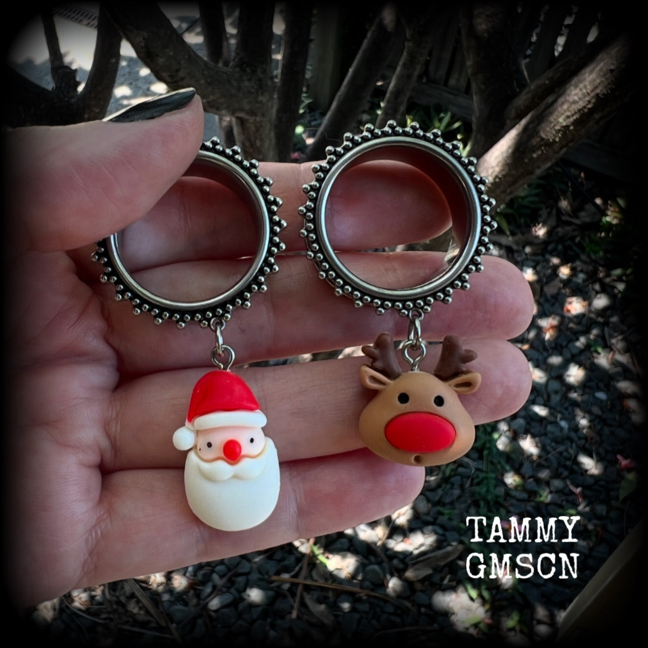 Featuring adorable lightweight fimo clay Santa Claus and reindeer charms, these earrings weigh approx 12 grams each, and measure in at just under 7cms from tip to tip.

This pair of earrings has been made on 1" gauge (25mm) surgical ornate steel screw fit tunnels, suitable for stretched lobes. 