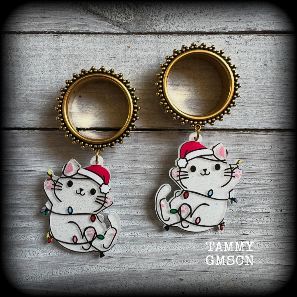 These festive tunnel earrings feature mischievous white cats in santa hats draped in Christmas lights, are nice and lightweight approx 12 grams each and measure just over 7cms from tip to tip.

This pair has been made on 1” gauge (25mm) gauge ornate surgical steel screw fit tunnels-for stretched lobes.