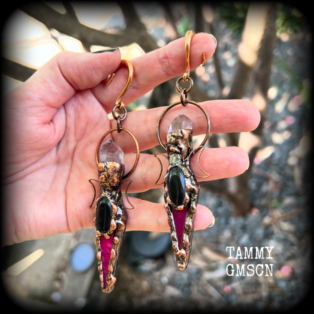 These pink quartz and black obsidian gauged earrings are stunning!!

Featuring gorgeous black obsidian gemstones with pink quartz gemstones in a rustic antique copper crescent moon setting, these gauged earrings measure just on 11.5 from tip to tip, and weigh approx 27 grams each.
 
This pair has been made on 6 gauge (4mm) rose tone surgical steel full curl hooks, suitable to be worn in stretched lobes.
