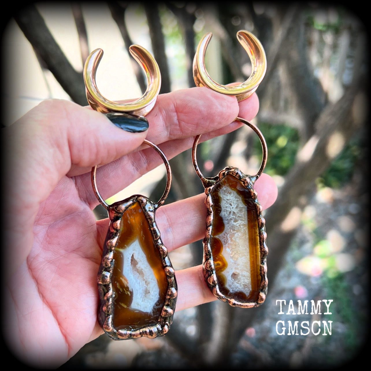 Featuring a pair of beautiful big agate geode gemstones, this pair of gorgeous gauged earrings weighs approx 30 grams a piece, and measures just on 10cms from tip to tip.

This pair have been made on 7/8” gauge (22mm) surgical steel cradles, to be worn in stretched lobes.