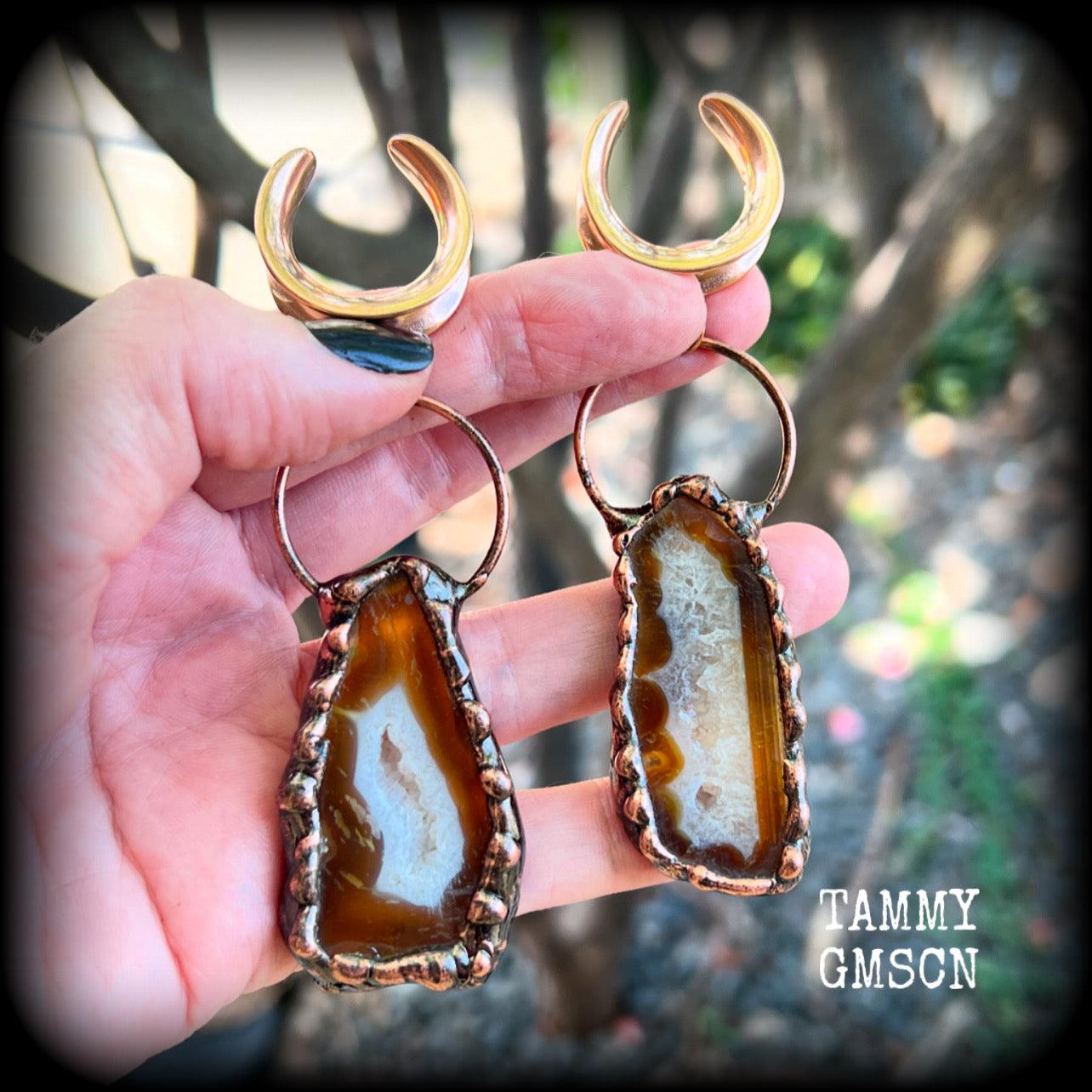 Featuring a pair of beautiful big agate geode gemstones, this pair of gorgeous gauged earrings weighs approx 30 grams a piece, and measures just on 10cms from tip to tip.

This pair have been made on 7/8” gauge (22mm) surgical steel cradles, to be worn in stretched lobes.