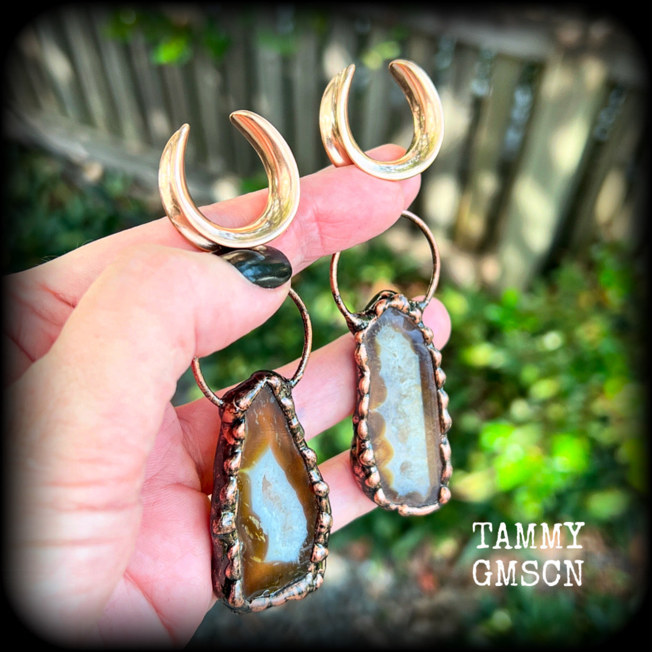 Featuring a pair of beautiful big agate geode gemstones, this pair of gorgeous gauged earrings weighs approx 30 grams a piece, and measures just on 10cms from tip to tip.

This pair have been made on 7/8” gauge (22mm) surgical steel cradles, to be worn in stretched lobes.