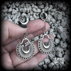 Inspired by Ishtar, Mesopotamian Goddess of love, beauty, sex and war, these beautiful ear hangers feature gorgeous boho antique silver crescent moons.  This is a lightweight pair of earrings at approx 5 grams each, and measuring just over 5.5cms from tip to tip.  This pair has been made on 00 gauge (10mm) surgical steel cradles, to be worn in stretched lobes.