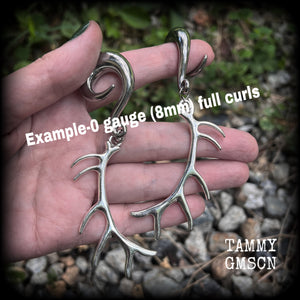 These antique silver antler gauged earrings feature a gorgeous long antique silver antler pendants, measuring just over 9cms from tip to tip, and weighing approx 11 grams each.
This pair has been made on 0 gauge (8mm) surgical steel full curls, suitable for stretched lobes.