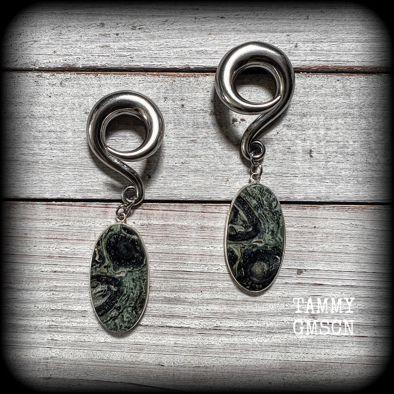 This is a pair of gorgeous forest green Kambaba Jasper gauged earrings, weighing in at approx 18 grams each, and measuring just over 7 cms from tip to tip.

This pair has been made with 0 gauge (8mm) surgical steel full curl hooks, suitable for stretched lobes. 

