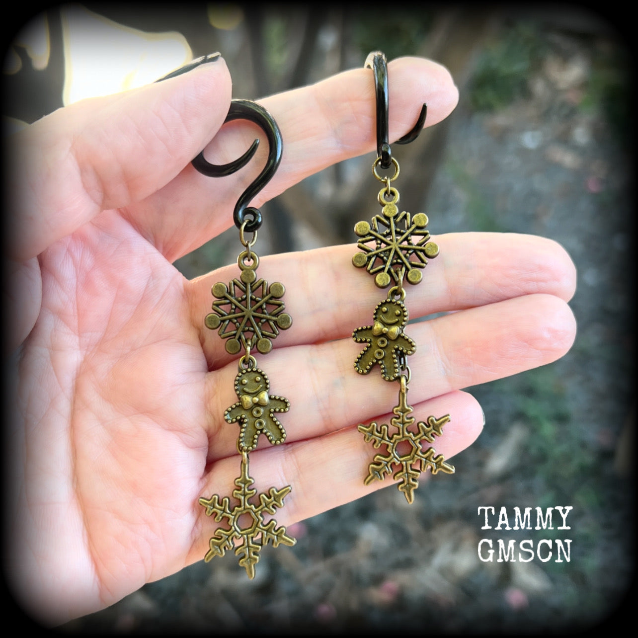 These awesome gothic Christmas gauged earrings feature antique bronze snowflakes and gingerbread men, are nice and dangly, measuring just on 9 cms from tip to tip and weighing approx 7 grams each, super light weight.  This pair has been made on 6 gauge (4mm) surgical steel full curl hooks, to be worn in stretched lobes.
