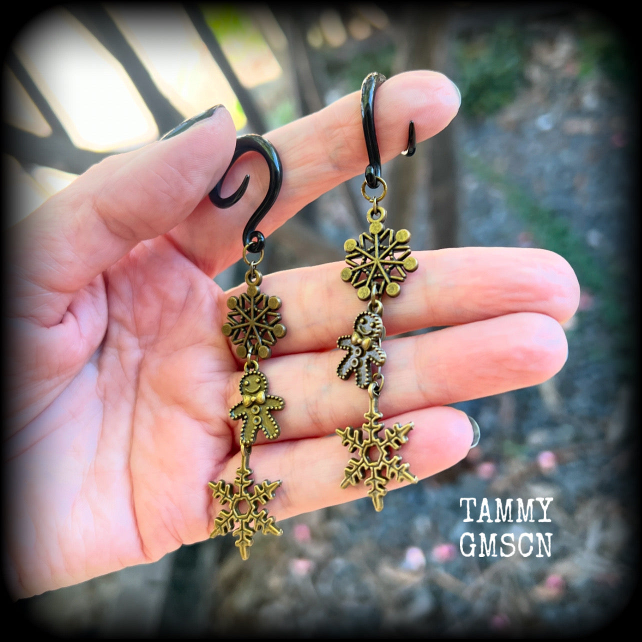 These awesome gothic Christmas gauged earrings feature antique bronze snowflakes and gingerbread men, are nice and dangly, measuring just on 9 cms from tip to tip and weighing approx 7 grams each, super light weight.  This pair has been made on 6 gauge (4mm) surgical steel full curl hooks, to be worn in stretched lobes.