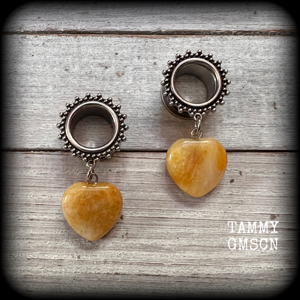 These gorgeous tunnel dangles feature beautiful agate gemstone hearts, are nice and light weight at approx 9 grams each and measure just under 5cms from tip to tip.
Made with 9/16 (14mm) gauge ornate surgical steel screw fit tunnels.
