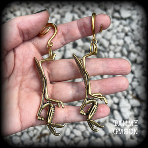 These awesome brass ear hangers feature gorgeous brass praying mantis pendants, measuring just on 10cms from tip to tip, and weighing approx 19 grams each, nice and dangly and not too heavy.

This pair has been made on 6 gauge (4mm) titanium coated surgical steel full curls, suitable for stretched lobes.