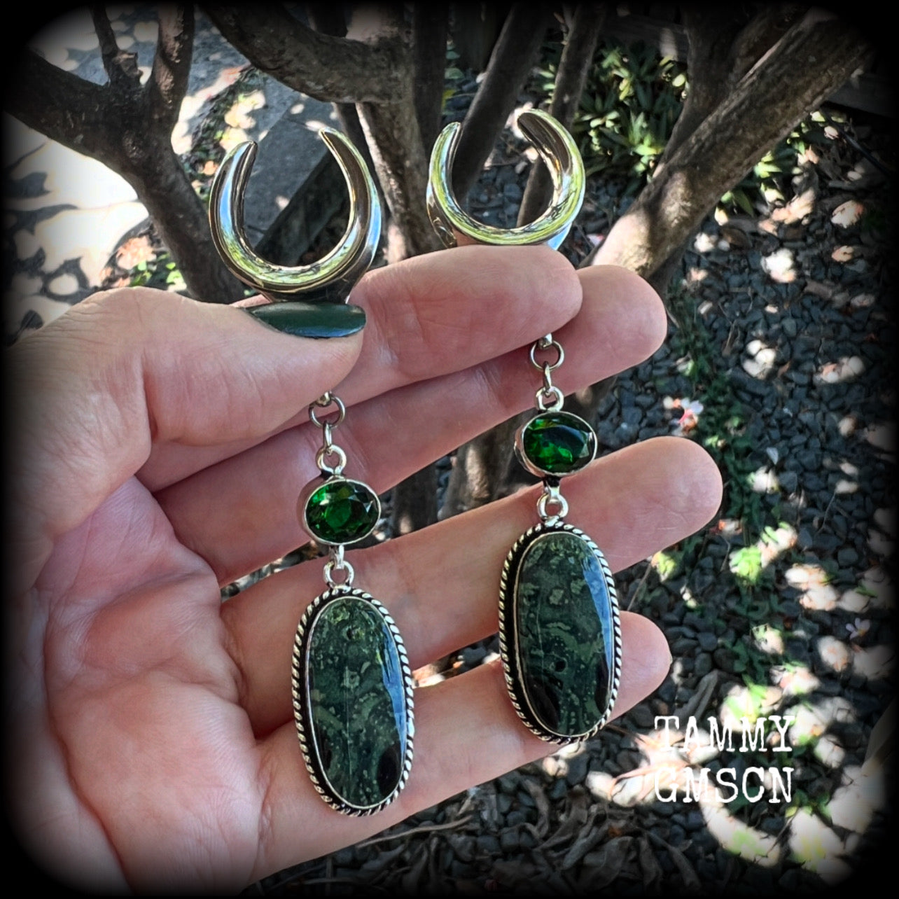 🖤 Kambaba jasper is a type of volcanic rock with orbs of fossilized algae that have been encased within it, known for providing a sense of calm, balance, and safety, and is often used in meditation 🖤

Featuring gorgeous green and black polished jasper stones hanging from deep green quartz crystals, these earrings measure just under 9cms from tip to tip, and weigh approx 12 grams each.

This pair have been made on 3/4” gauge (19mm) surgical steel cradles, suitable for stretched lobes.
