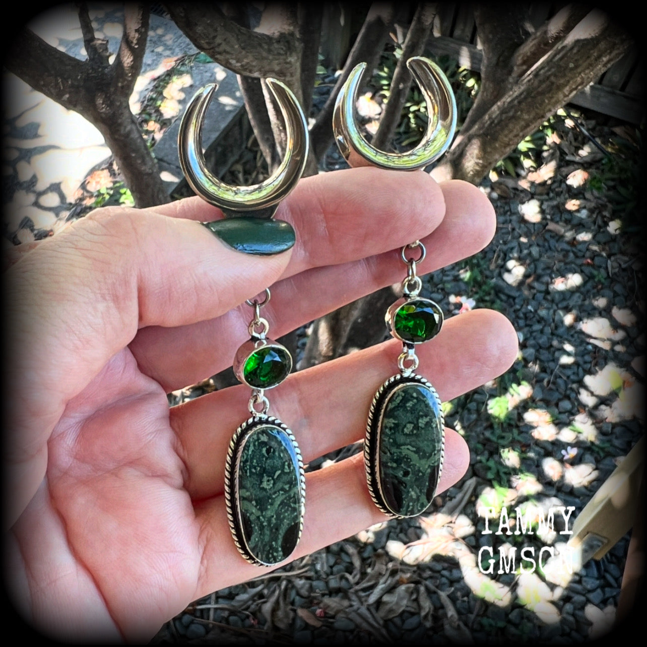 🖤 Kambaba jasper is a type of volcanic rock with orbs of fossilized algae that have been encased within it, known for providing a sense of calm, balance, and safety, and is often used in meditation 🖤

Featuring gorgeous green and black polished jasper stones hanging from deep green quartz crystals, these earrings measure just under 9cms from tip to tip, and weigh approx 12 grams each.

This pair have been made on 3/4” gauge (19mm) surgical steel cradles, suitable for stretched lobes.
