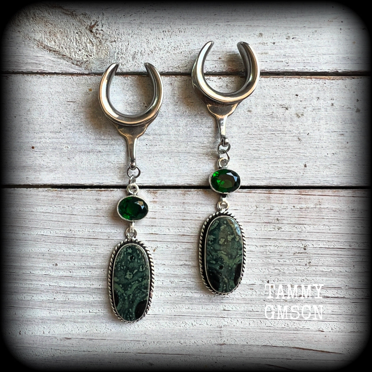 🖤 Kambaba jasper is a type of volcanic rock with orbs of fossilized algae that have been encased within it, known for providing a sense of calm, balance, and safety, and is often used in meditation 🖤

Featuring gorgeous green and black polished jasper stones hanging from deep green quartz crystals, these earrings measure just under 9cms from tip to tip, and weigh approx 12 grams each.

This pair have been made on 3/4” gauge (19mm) surgical steel cradles, suitable for stretched lobes.

