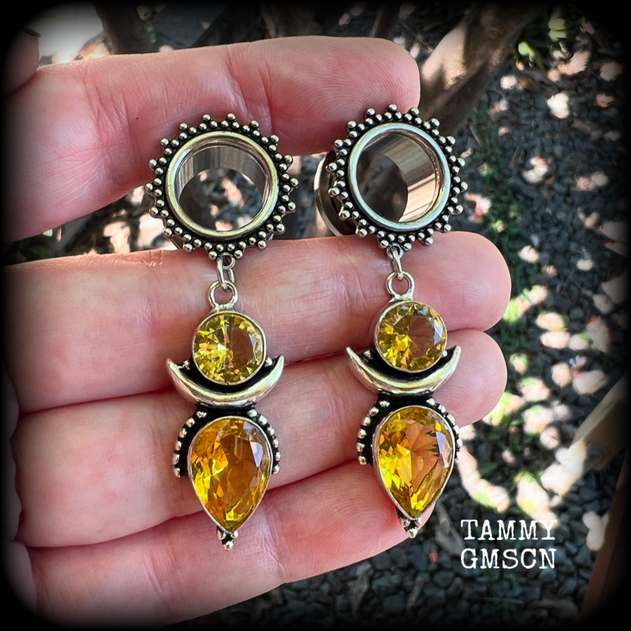 🧡 Citrine attracts good luck, clarity and confidence 🧡

These gorgeous boho tunnel earrings feature beautiful yellow citrine gemstones in a beautiful boho antique silver setting, are light weight, weighing approx 10 grams each and measure 6cms from tip to tip.

This pair have been made with 9/16" gauge (14mm) gauge ornate surgical steel screw fit tunnels.