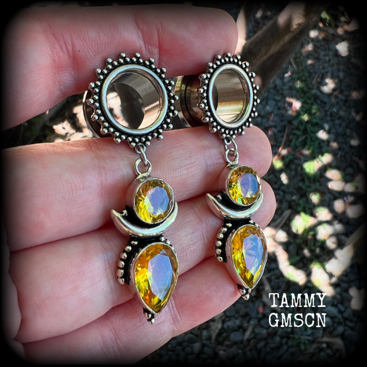 🧡 Citrine attracts good luck, clarity and confidence 🧡

These gorgeous boho tunnel earrings feature beautiful yellow citrine gemstones in a beautiful boho antique silver setting, are light weight, weighing approx 10 grams each and measure 6cms from tip to tip.

This pair have been made with 9/16" gauge (14mm) gauge ornate surgical steel screw fit tunnels.