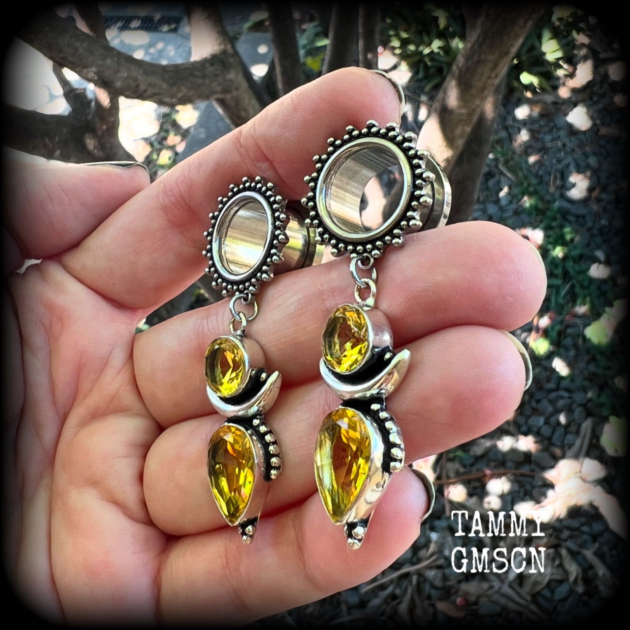 🧡 Citrine attracts good luck, clarity and confidence 🧡

These gorgeous boho tunnel earrings feature beautiful yellow citrine gemstones in a beautiful boho antique silver setting, are light weight, weighing approx 10 grams each and measure 6cms from tip to tip.

This pair have been made with 9/16" gauge (14mm) gauge ornate surgical steel screw fit tunnels.
