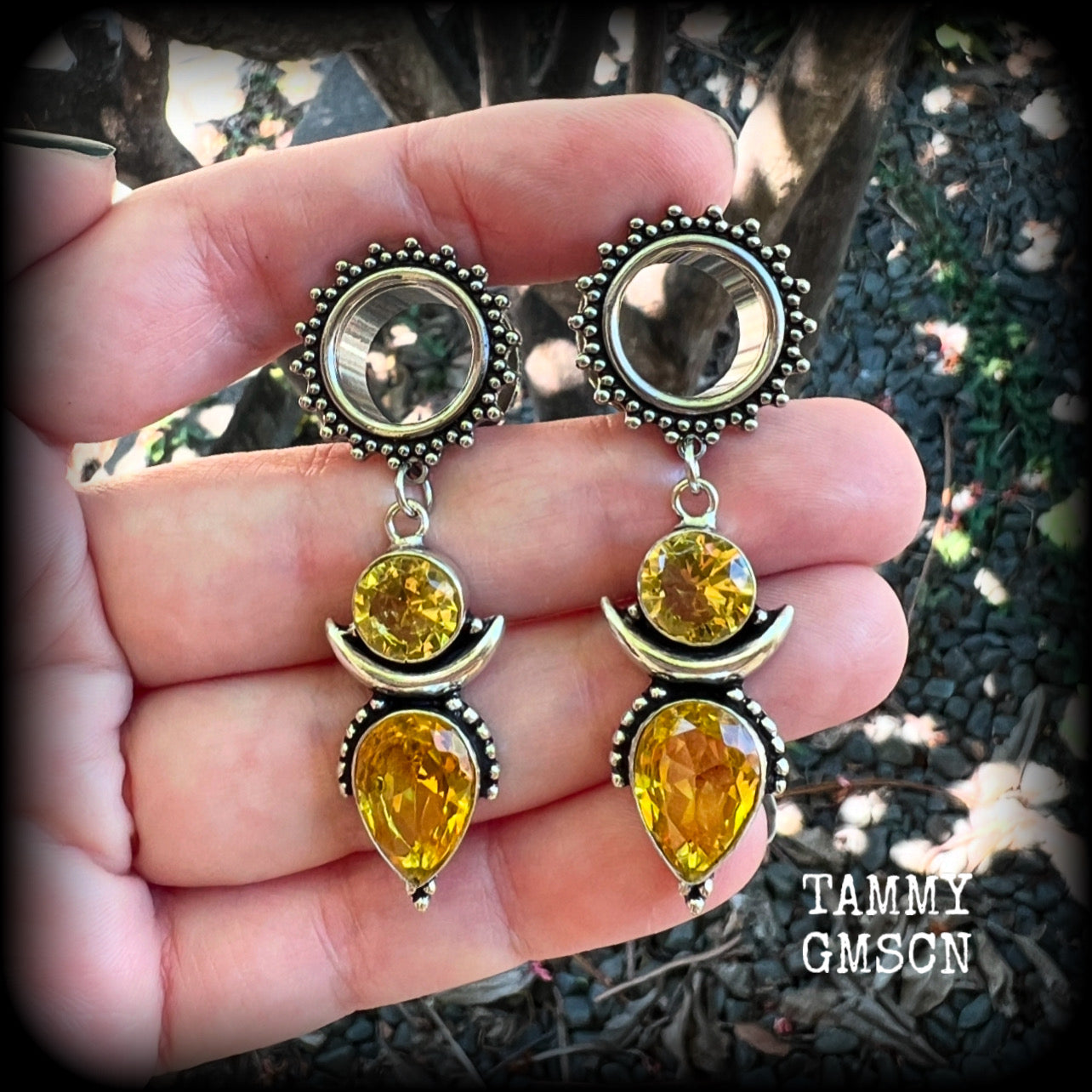 🧡 Citrine attracts good luck, clarity and confidence 🧡

These gorgeous boho tunnel earrings feature beautiful yellow citrine gemstones in a beautiful boho antique silver setting, are light weight, weighing approx 10 grams each and measure 6cms from tip to tip.

This pair have been made with 9/16" gauge (14mm) gauge ornate surgical steel screw fit tunnels.
