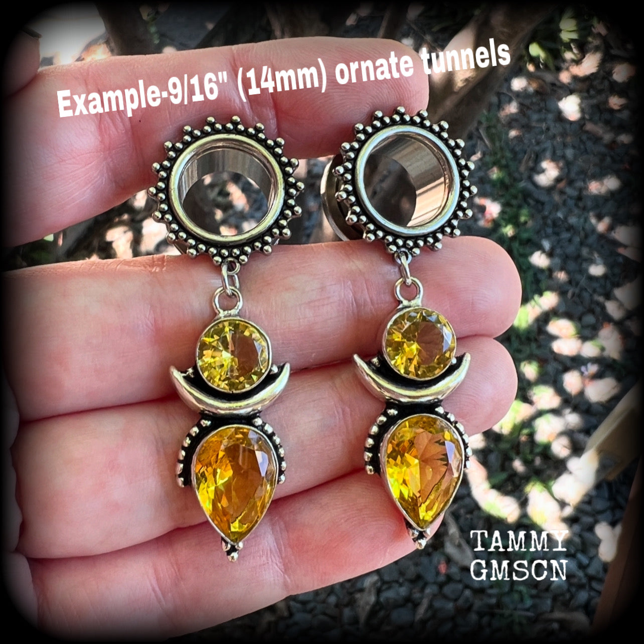 🧡 Citrine attracts good luck, clarity and confidence 🧡

These gorgeous boho tunnel earrings feature beautiful yellow citrine gemstones in a beautiful boho antique silver setting, are light weight, weighing approx 10 grams each and measure 6cms from tip to tip.

This pair have been made with 9/16" gauge (14mm) gauge ornate surgical steel screw fit tunnels.